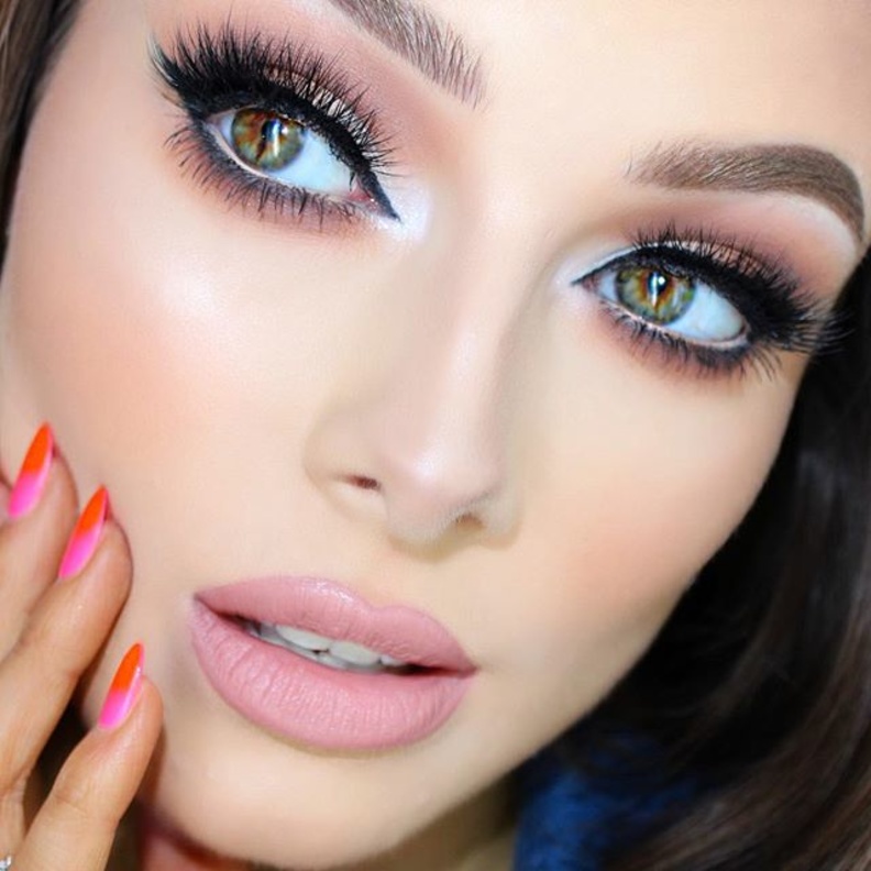 جربي ظلال العيون الوردي لهذا الموسم