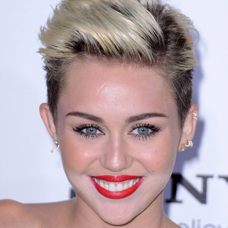 صور مكياج ‏Miley Cyrus‏ تظهر عدم مد كريم الأساس بالطريقة الصحيحة
