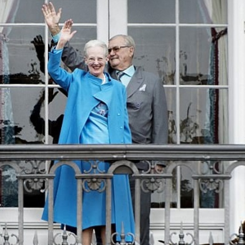 وزج ملكة الدانمارك لا يريد أن يدفع إلى جوارها