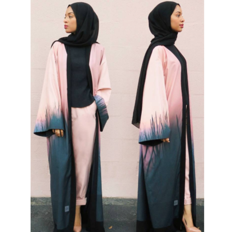 عباية ملوّنة بأسلوب جذاب وأنيق تألقت بها صفية بنت غودسون من تصميم The Kape