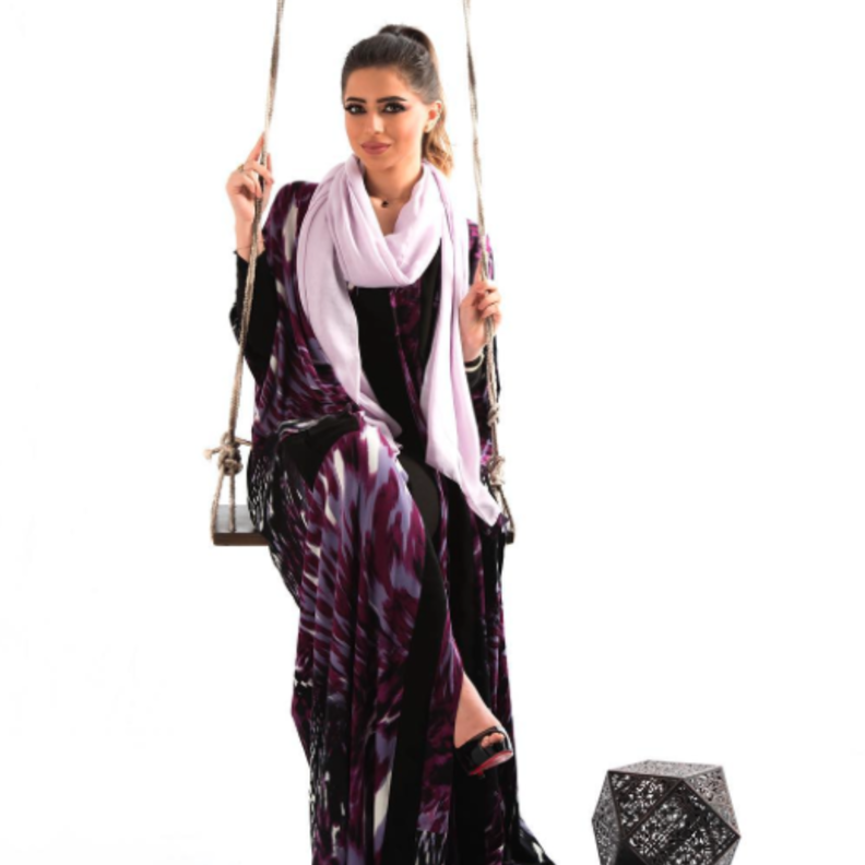 عباية ملوّنة بمزيج ساحر وجذاب من الموف والأسود والبنفسجي من تصميم A Abaya