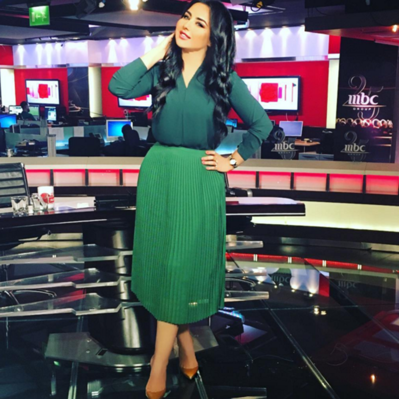 تنسيق مميز باللون الأخضر في تنورة متوسطة الطول وقميص مناعم اختارتها سهير القيسي