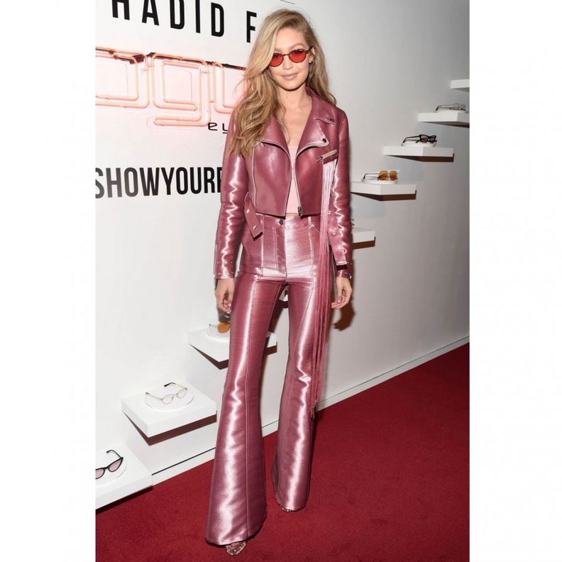 لوك كاجوال اعتمدته جيجي حديد في الملابس الرياضية