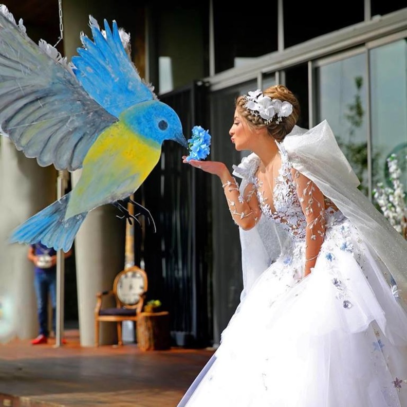 العروس ماريا المندلق بتسريحة الشعر المفرود