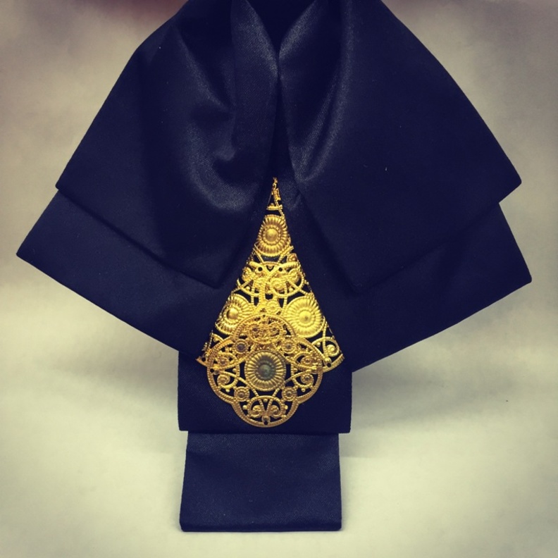 بابيون مميزة وغريبة للنساء.