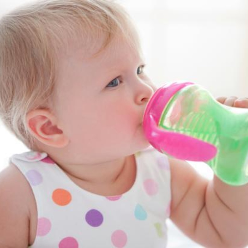 تحذير من أكواب أطفال لخطورتها على الجهاز الهضمي