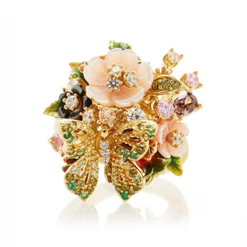 اسوارة من ديور.