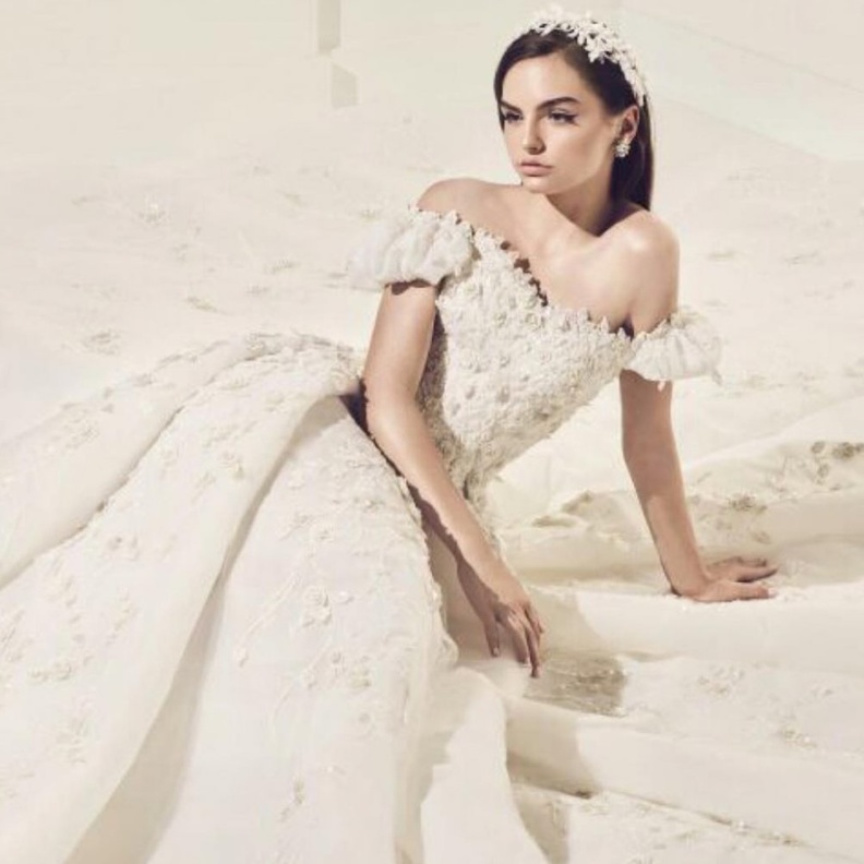 فستان من ازرا سانتوس بالذيل الطويل