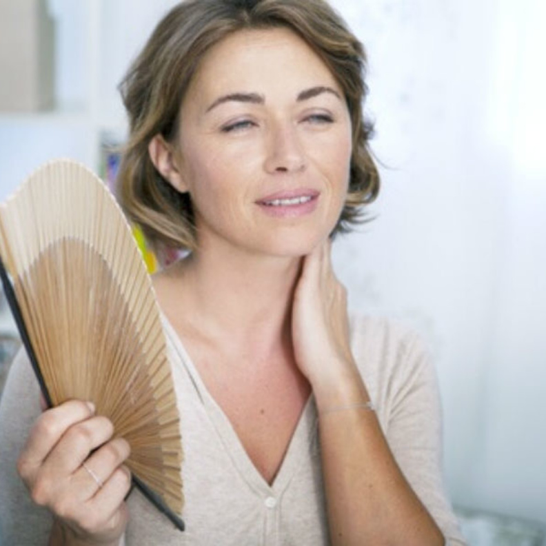 هل العلاج الهرموني يقلل من خطر الكسور بين النساء في سن اليأس ؟