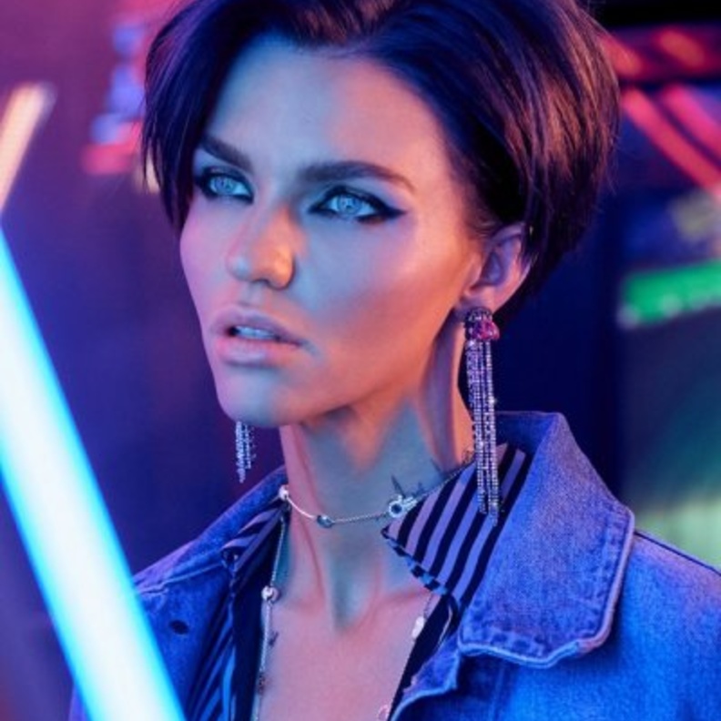 عارضة الأزیاء الشهیرة في في صن.