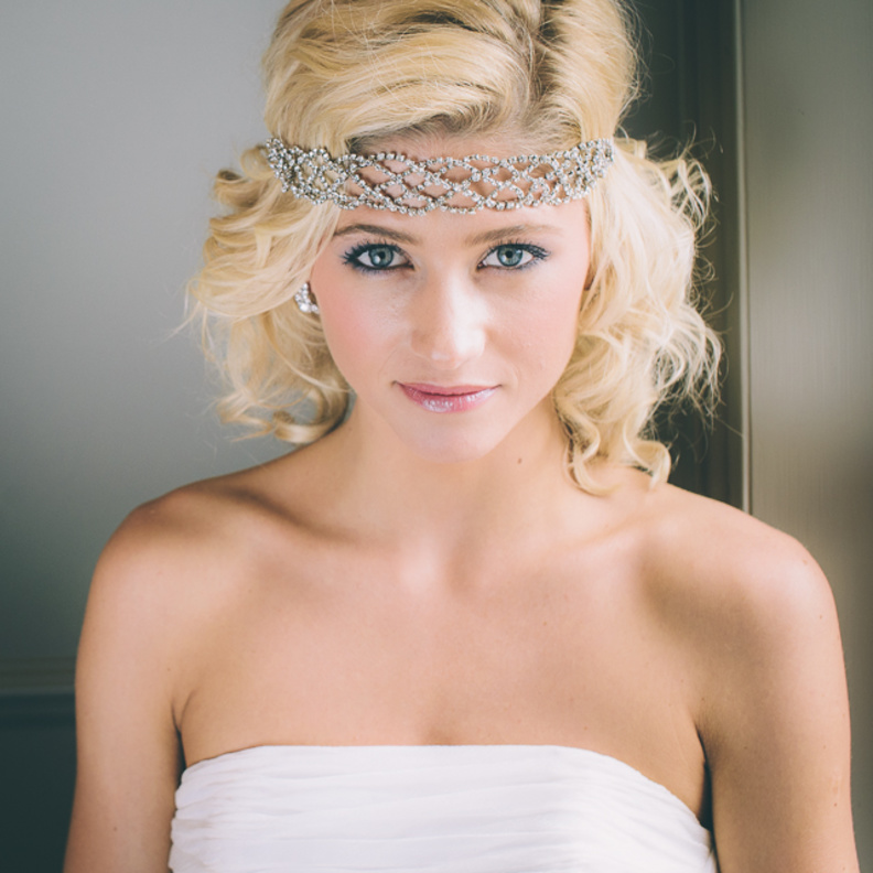 اكسسوار من الأمام مع تسريحة منسدلة للعروس