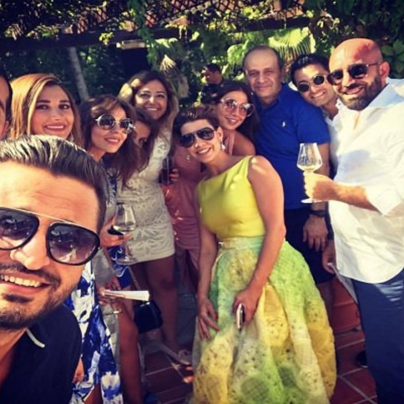 مجموعة من الاعلاميين شاركوا كرمى خياط فرحتها