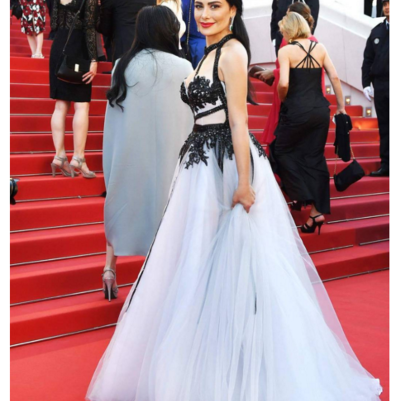 لانا الساحلي في فستان من دار رالف أند روسو مزين بالكشكش على سجاة كان الحمراء