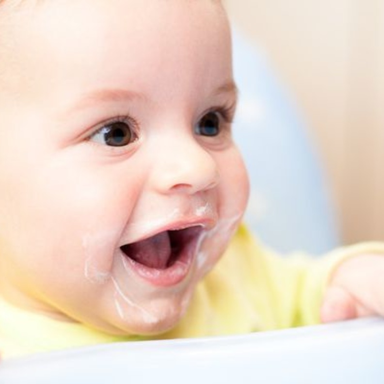 هل من الخطر أن يتناول الطفل الزبادي في الشهور الاولي؟