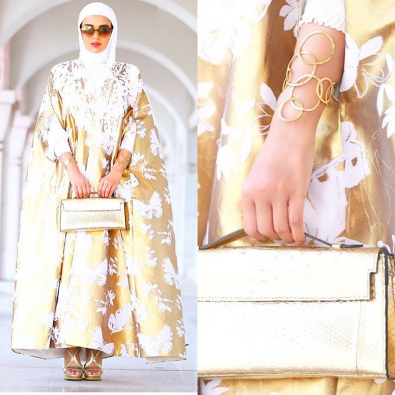 دلال اختارت قلادة من اللؤلؤ الكبير مع اسوارة بسيطة 