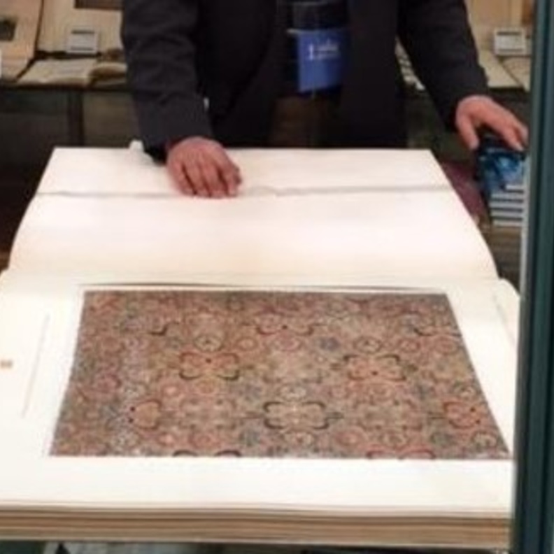 يلقى الكتاب اقبالا كبيرا من الزوار لغرابته