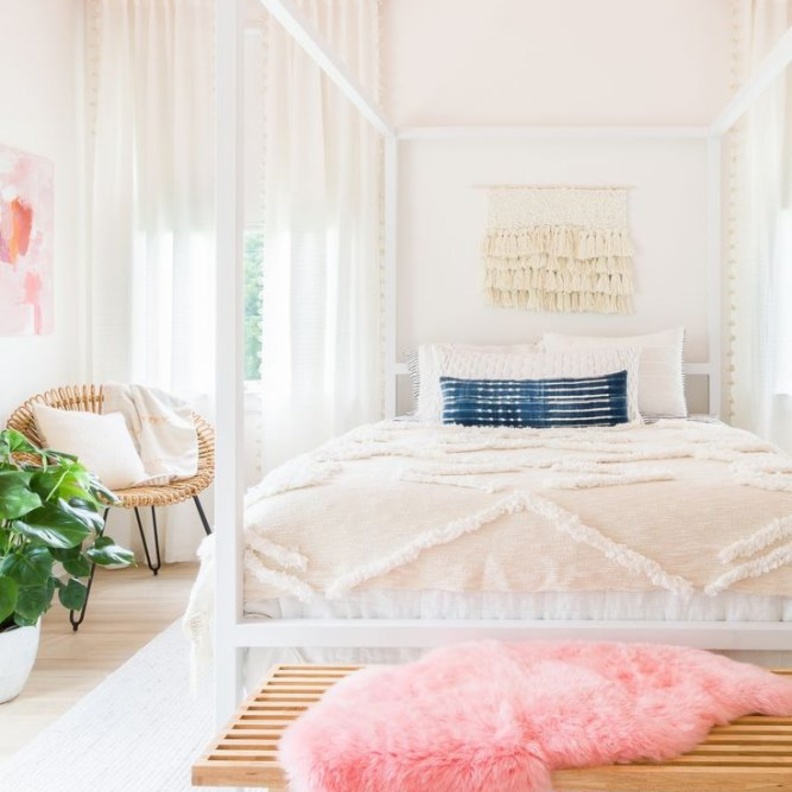 لمسة من الفرو الوردي ليضفي طاقة إيجابية على غرفة النوم