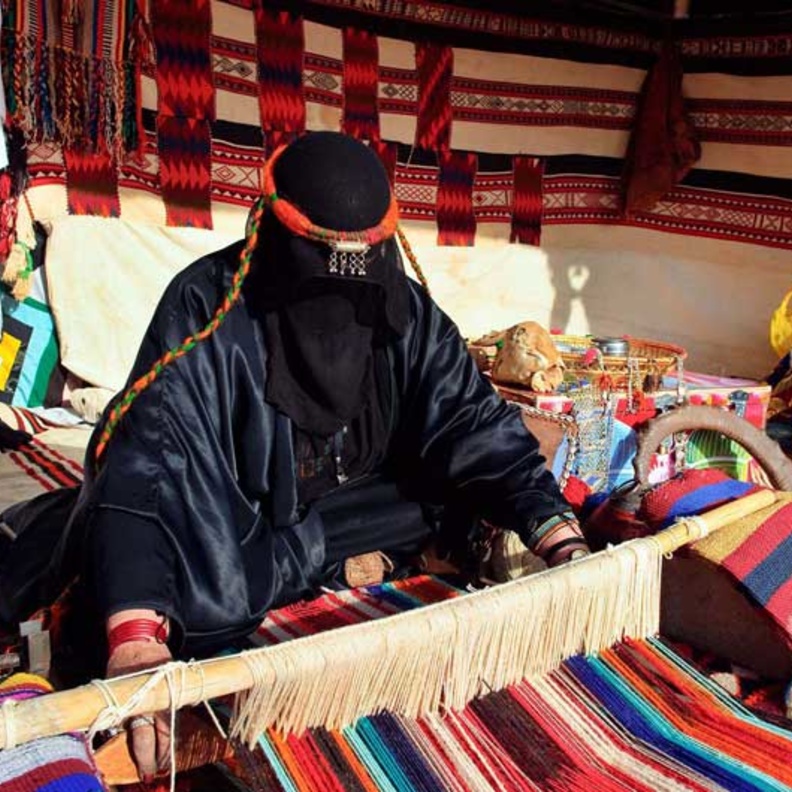 تنفيذ الأنشطة المختلفة في قطاع الحرف