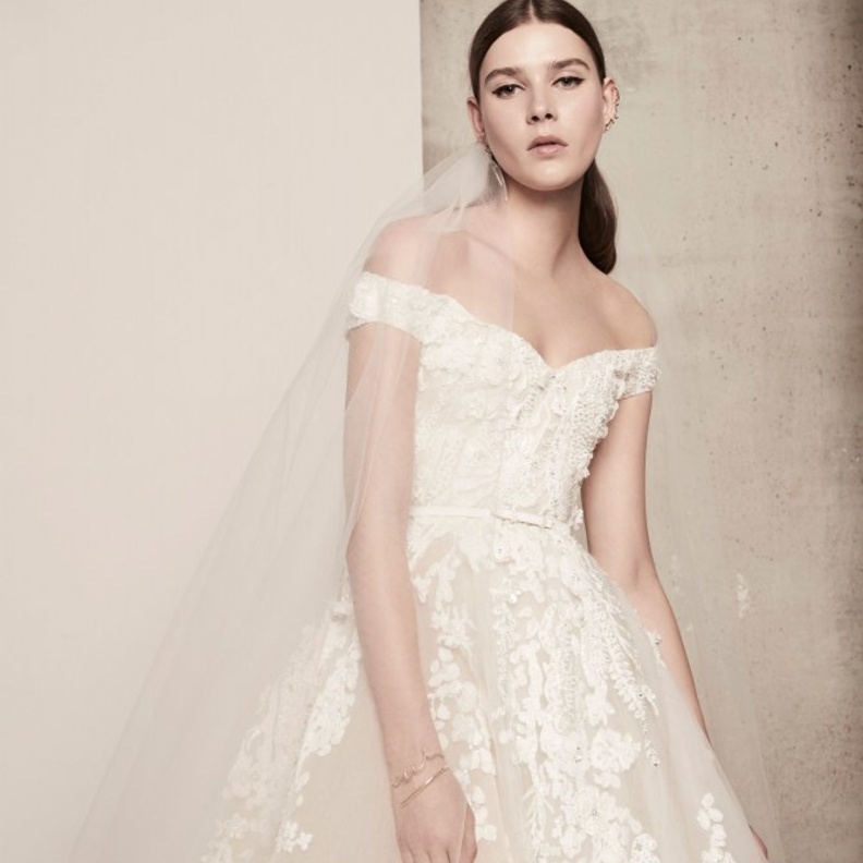 من مجموعة ايلي صعب بتنورة من الكشاكش