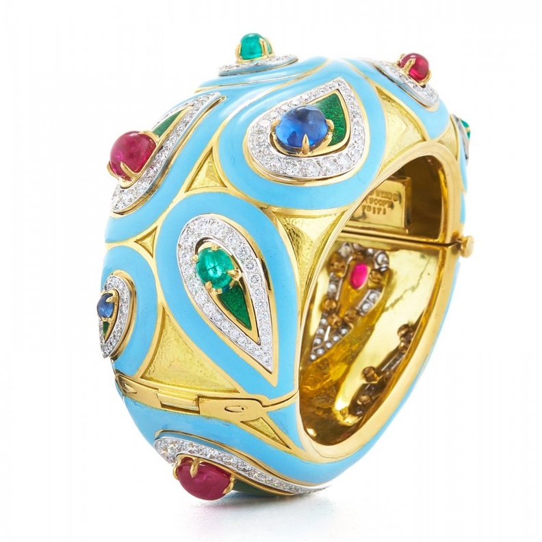 اسوارة من مارجوت ماكني Margot McKinney