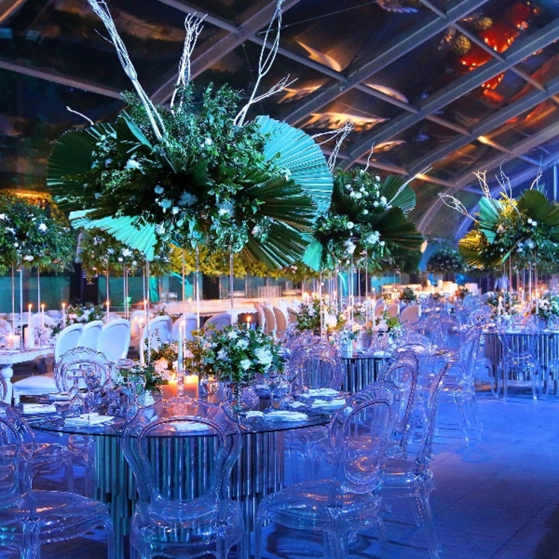 طاولات الافراح الشفافة و البلكسي من الافكار التي تلائم يوم فرحك المبهر