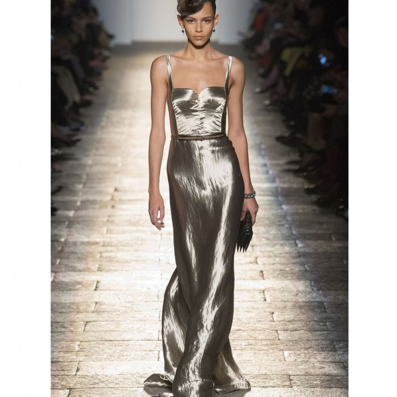 فستان من قماش ذخبي براق من بوتيغا فينيت