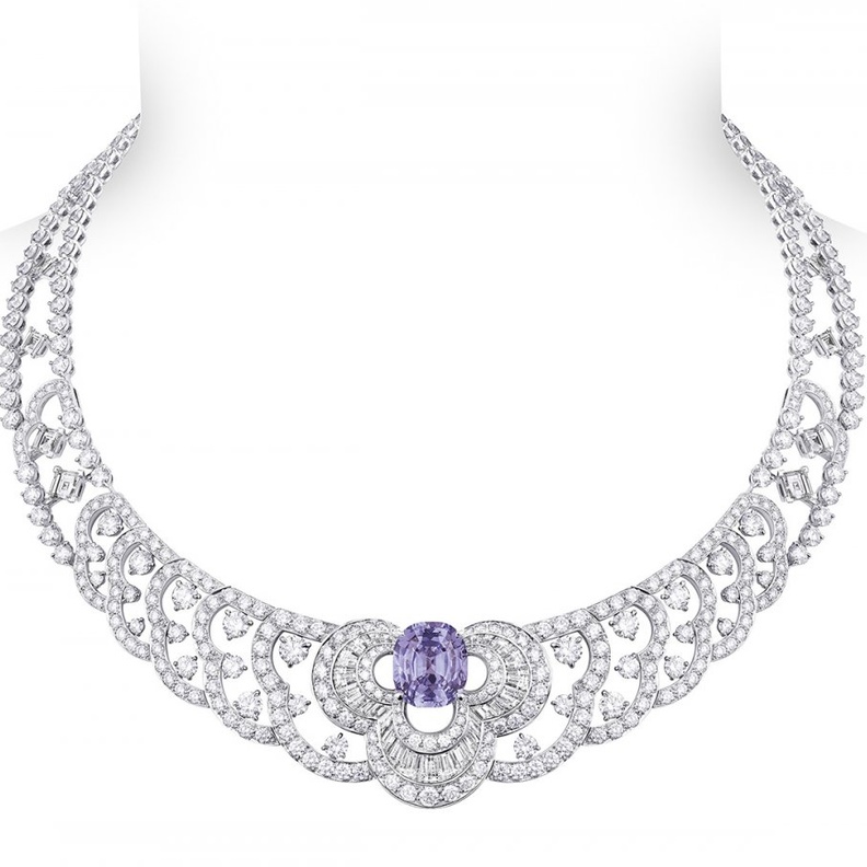 قلادة من لويس فويتون