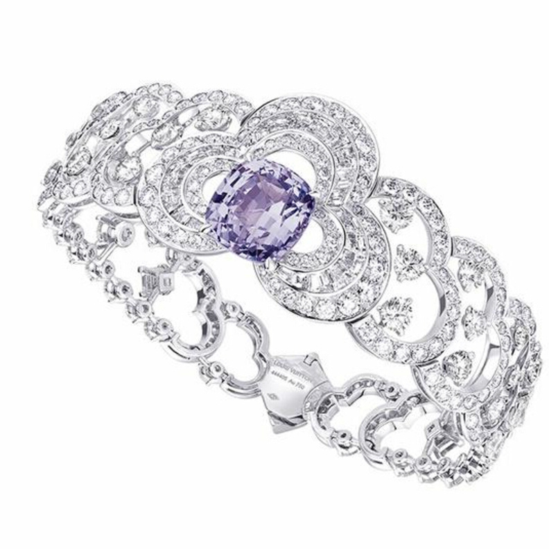 اسوارة من لويس فويتون