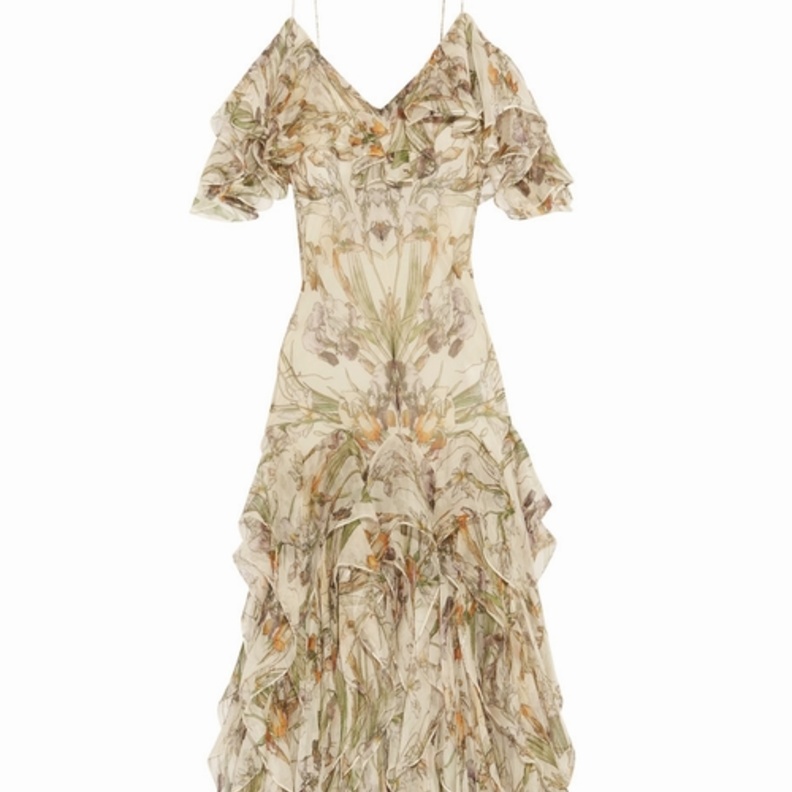 فساتين خطوبة أنيقة لإطلالة ساحرة