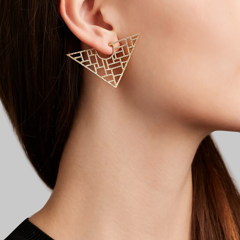 أقراط كبيرة من الذهب والصوف على شكل من Katerina Makriyianni