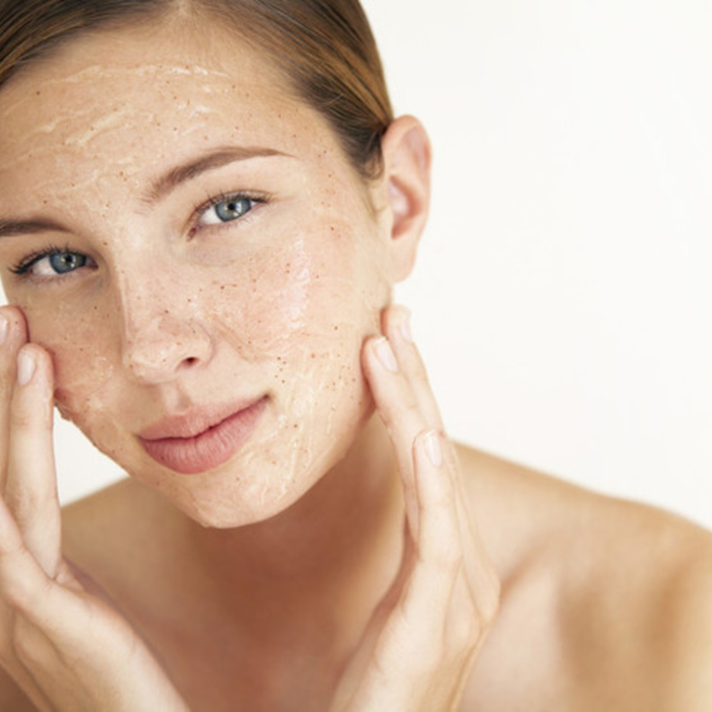 تجنبي منطقة تحت العينين عند سنفرة الوجه