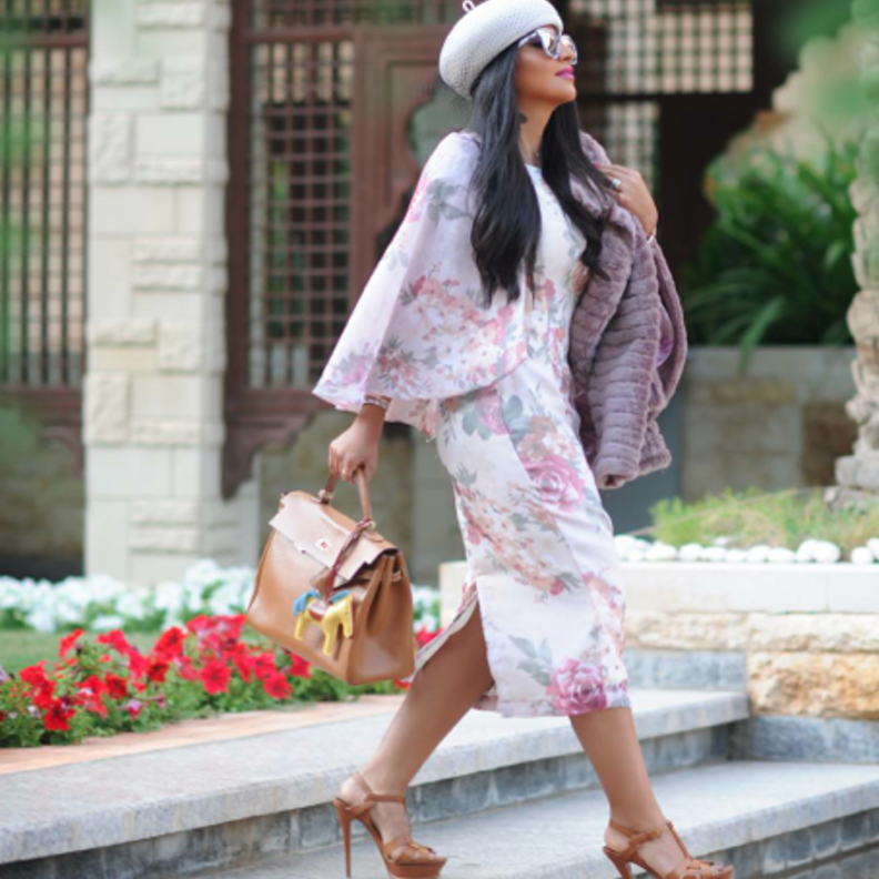 تنسيق منعش اختارته بثينة الرئيسي مع طبعة الورود الناعمة