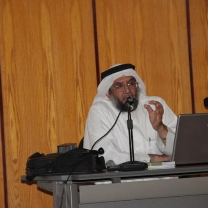 الدكتور مهدي قاضي في إحدى محاضراته 