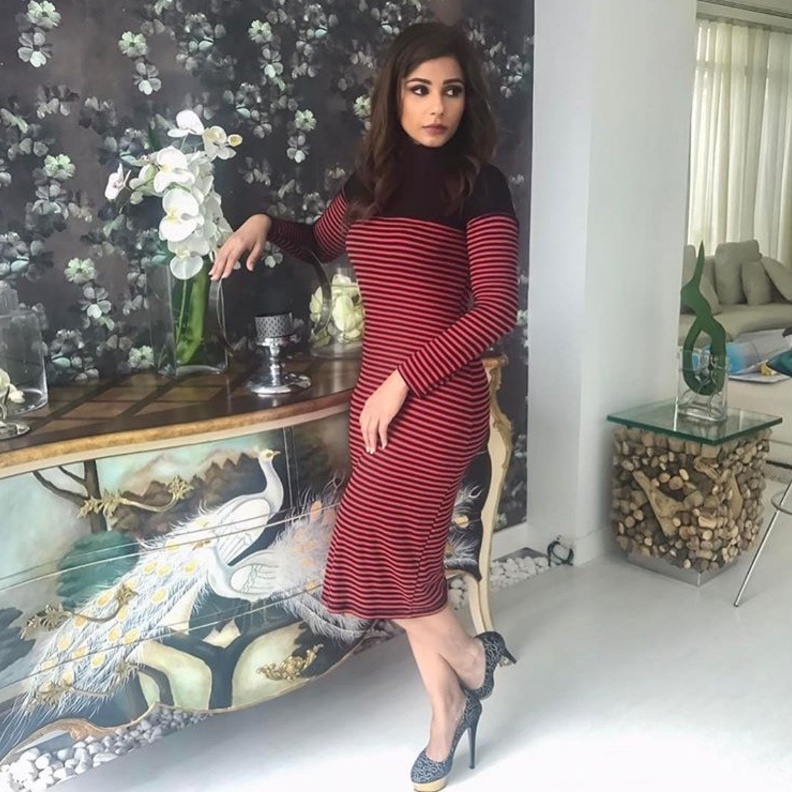 تحرص مهيرة دائما على اختيار الفساتين البسيطة والأنيقة