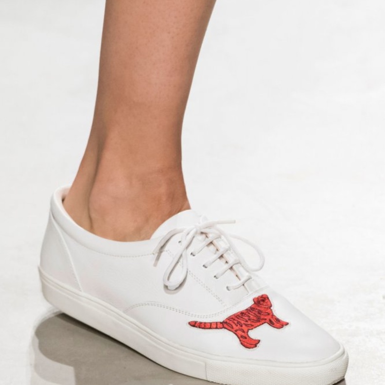 حذاء رياضي من Minna Parikkaمع كرة الفرو الملفتة