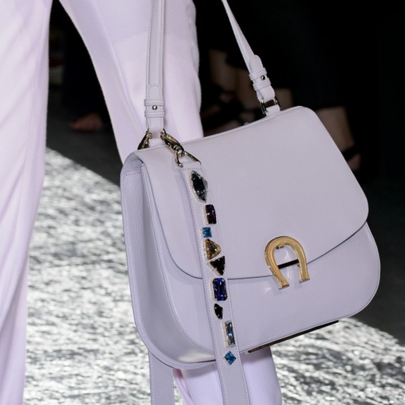 موديلات شنط باستيل وزرقاء من برادا Prada