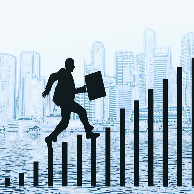 ينجح مولود الثور كسمسار عقارات، محلل اقتصادي ومالي، محاسب، او مصرفي