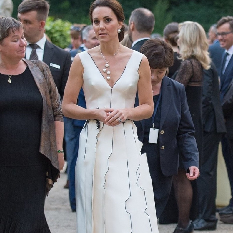 كيت ميدلتون متألقة بفستان أبيض 