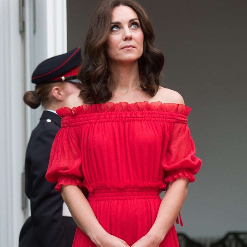 الأمير وليام يتوسط كيت وانجيلا