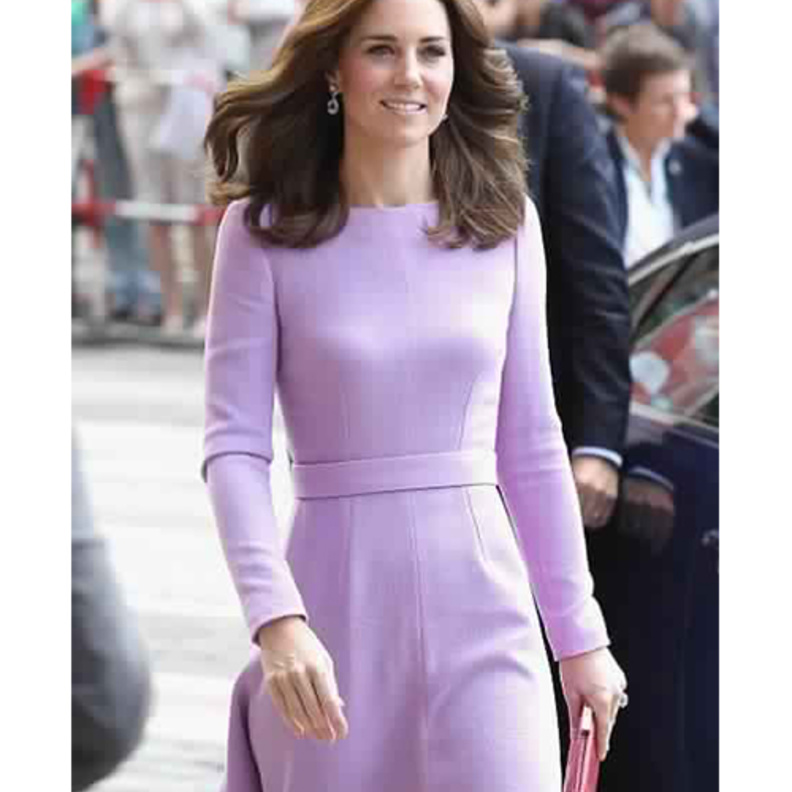 كيت ميدلتون ‏Kate Middleton‏ بفستان مزخرف ومتموج بطبعات طبيعية باللون الزيتي بتوقيع ‏Markus Lupfer