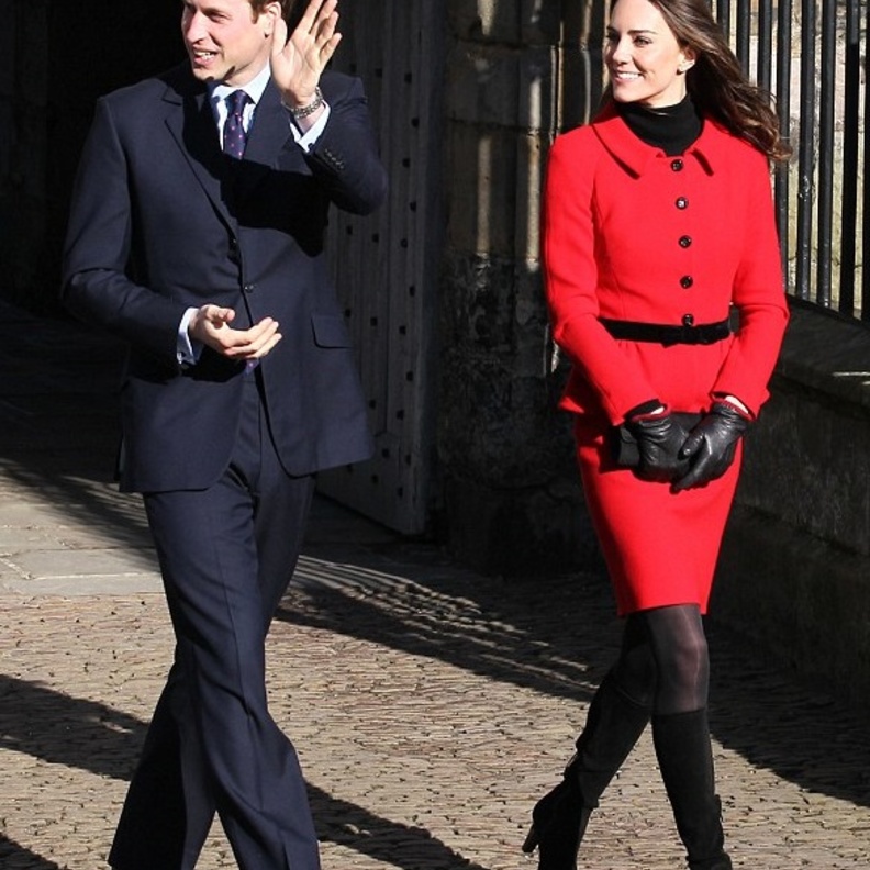 كيت ميدلتون kate Middleton ارتدت التصاميم الحمراء مع الجوارب الشتوية باللون الأسود عام 2011