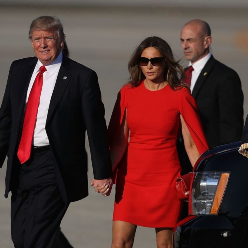 ظهرت ميلانيا  وهي تحاول إمساك يد ترامب مرة أخرى