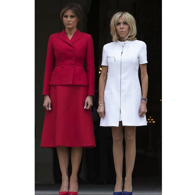 فستان متوسط الطول باللونين الأبيض والأزرق اختارته ميلانيا ترامب لعشاء في باريس