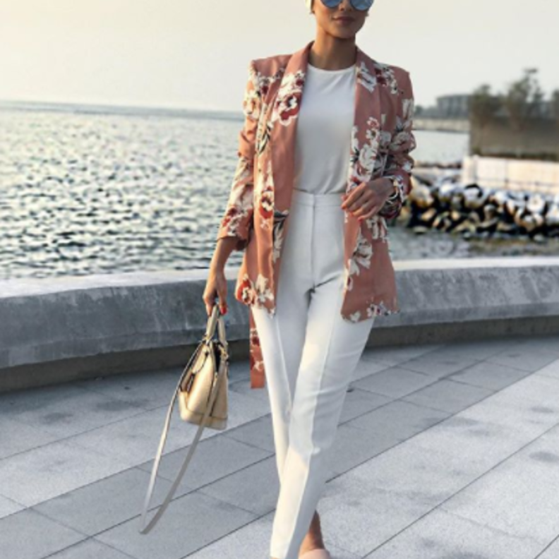 زينب علي حمود في إطلالة صيفية ناعمة على الشاطئ