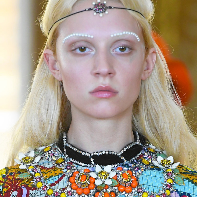 مكياج عيون بارو مع الآيلاينر المفتوح من فالنتينو Valentino