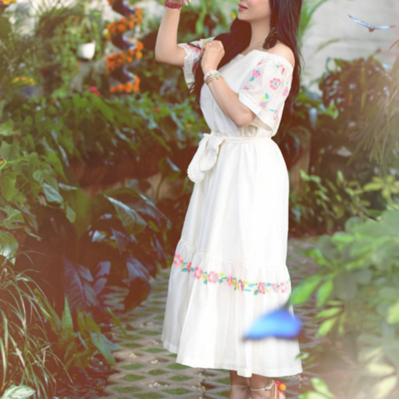 لجين عمران في جمبسوت معرق أنيق