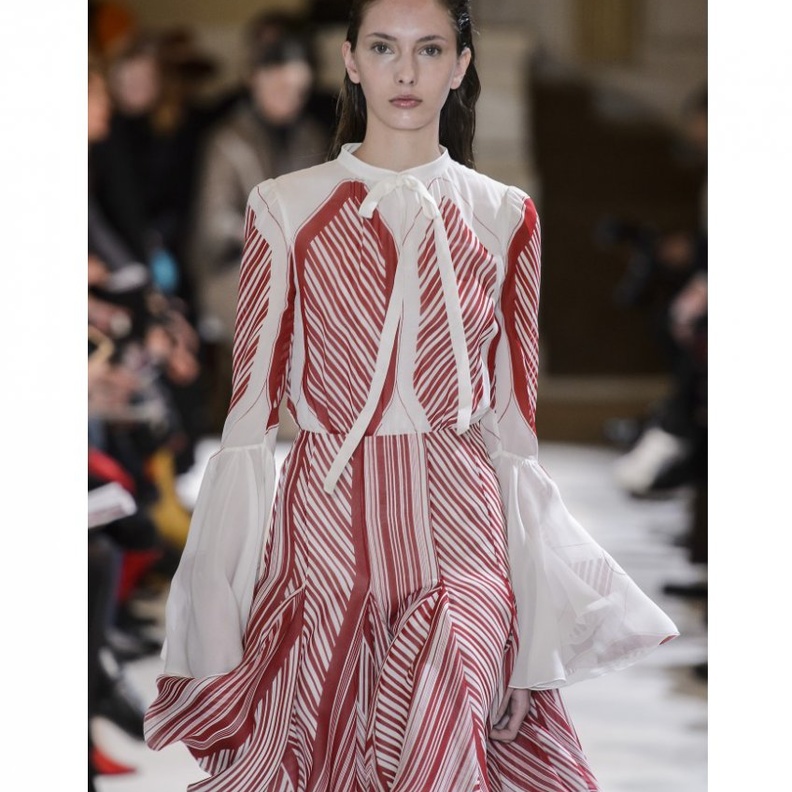 طرق اختيار الملابس المناسبة للفتاة القصيرة لتبدو اكثر اناقة