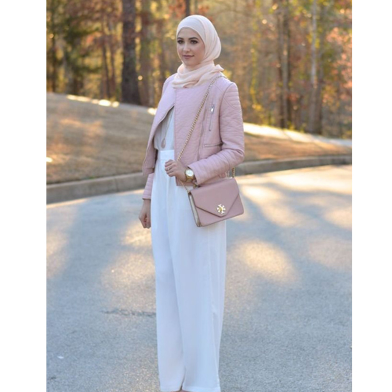 اطلالة ناعمة في البنطلون ذو الأرجل الواسعة اختاريها لمناسبة مسائية