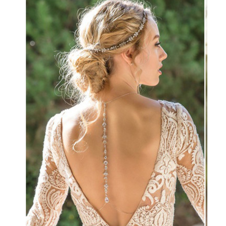 اكسسوارات ناعمة لظهر العروس