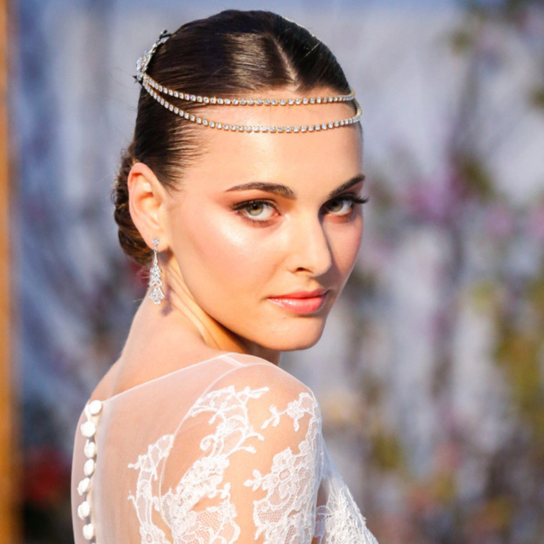 تسريحة ناعمة مع غرة مسحوبة إلى الخلفل واكسسوار جميل